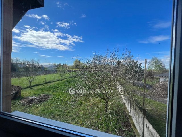 Eladó családi ház, Pápán 129 M Ft, 10 szobás