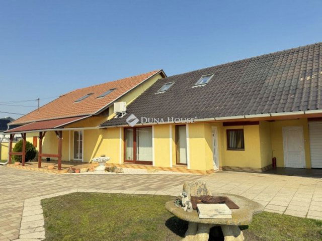 Eladó családi ház, Békéscsabán 93.9 M Ft, 6 szobás