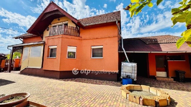Eladó családi ház, Pápán 109 M Ft, 3+3 szobás