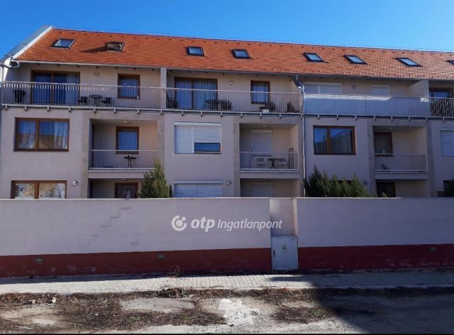 Eladó téglalakás, Pécsett 75 M Ft, 3 szobás