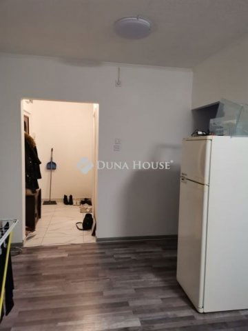 Eladó panellakás, Veszprémben 59.9 M Ft, 4 szobás