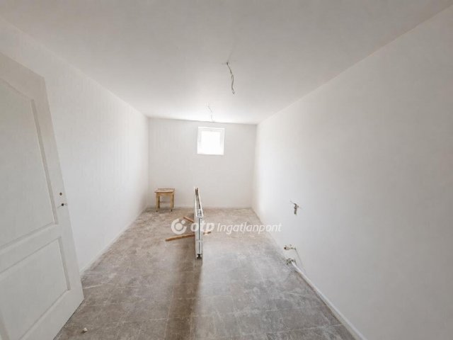 Eladó családi ház, Hosszúhetényen 32.9 M Ft, 4 szobás