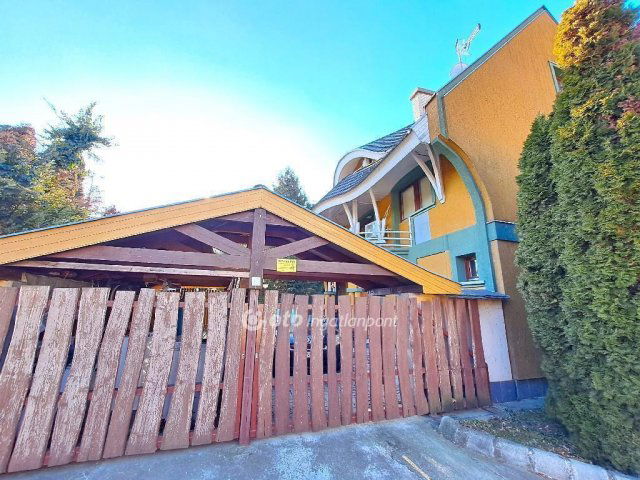 Eladó családi ház, Szolnokon 95 M Ft, 9 szobás