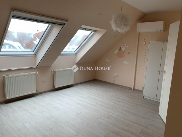Eladó téglalakás, Székesfehérvárott 89.9 M Ft, 3 szobás