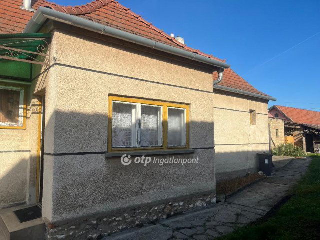 Eladó családi ház, Ajkán 31 M Ft, 1+1 szobás