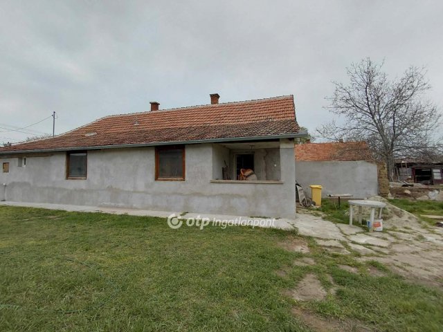 Eladó családi ház, Orosházán 19.5 M Ft, 2 szobás