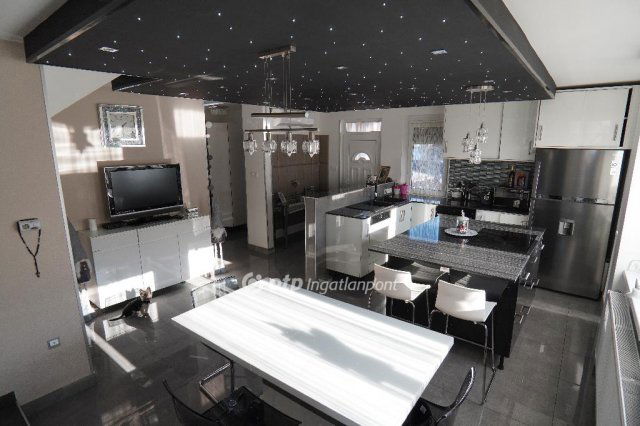 Eladó családi ház, Ercsiben 215 M Ft, 4 szobás