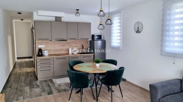 Eladó téglalakás, Siófokon 214 M Ft, 5 szobás