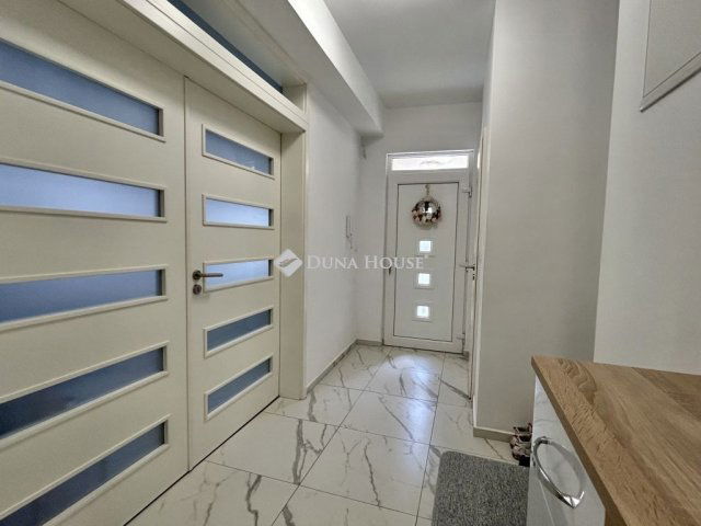 Eladó téglalakás, Keszthelyen 98.9 M Ft, 4 szobás