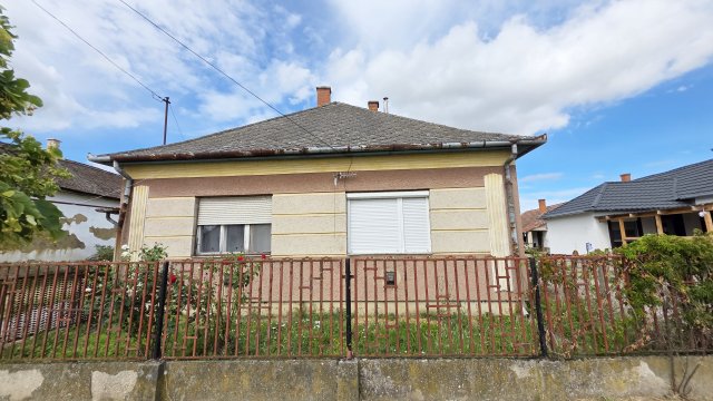 Eladó családi ház, Sápon 16.9 M Ft, 2 szobás