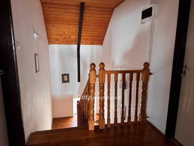 Eladó nyaraló, Balatonalmádiban 243 M Ft, 10 szobás