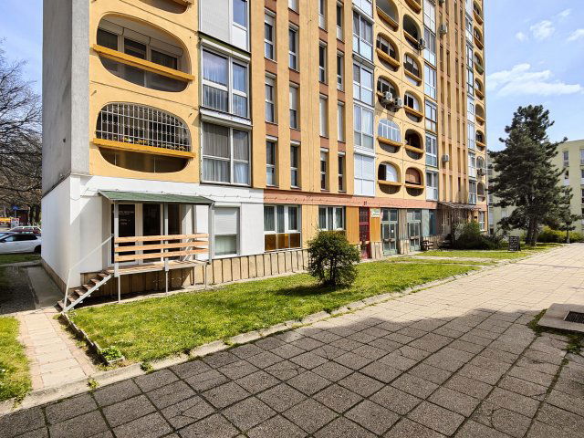 Kiadó panellakás, albérlet, Pécsett 180 E Ft / hó, 3 szobás
