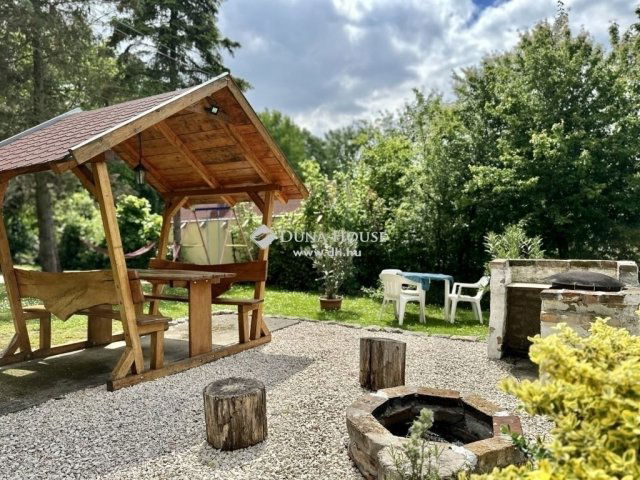 Eladó családi ház, Abaligeten 139 M Ft, 9 szobás