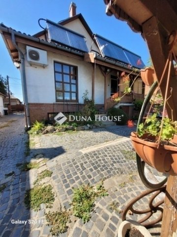 Eladó családi ház, Vecsésen 149.9 M Ft, 5 szobás