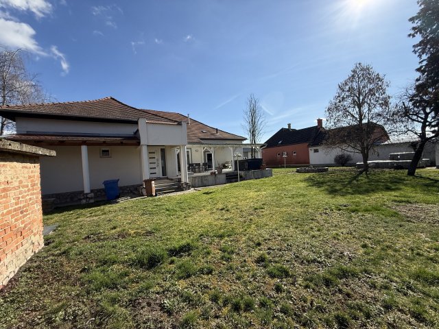 Eladó családi ház, Szentlőrincen 119 M Ft, 4+2 szobás