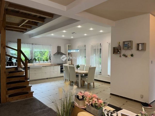 Eladó családi ház, Dunakeszin 189.9 M Ft, 6 szobás