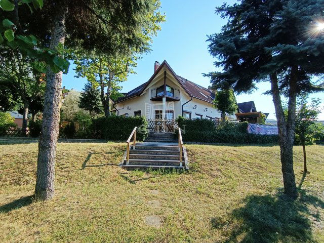Eladó téglalakás, Veszprémben 70.5 M Ft, 5 szobás