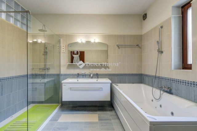 Eladó családi ház, Leányfaluban 318.16 M Ft, 8 szobás