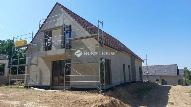 Eladó ikerház, Vácon 119.8 M Ft, 4 szobás / költözzbe.hu