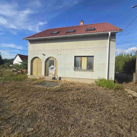Eladó családi ház, Cegléden 27 M Ft, 3 szobás