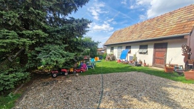 Eladó családi ház, Ácson 79.9 M Ft, 6 szobás