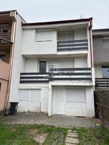 Eladó sorház, Komáromban 89 M Ft, 5 szobás