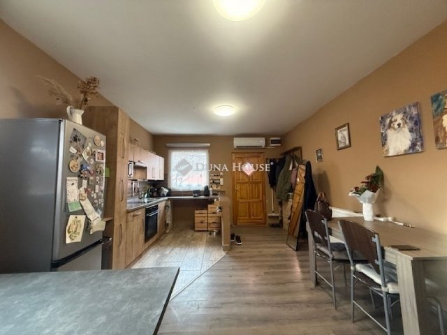 Eladó családi ház, Vecsésen 88 M Ft, 5 szobás