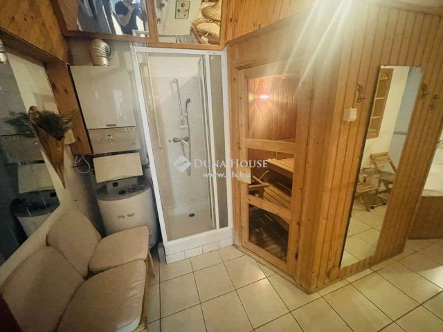 Eladó családi ház, Egerben 150 M Ft, 9 szobás