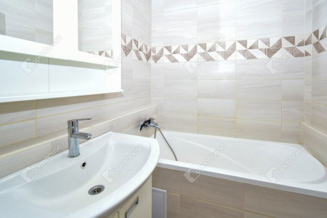 Eladó panellakás, Szegeden 60.9 M Ft, 4 szobás