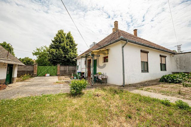 Eladó családi ház, Pakson 37 M Ft, 3 szobás