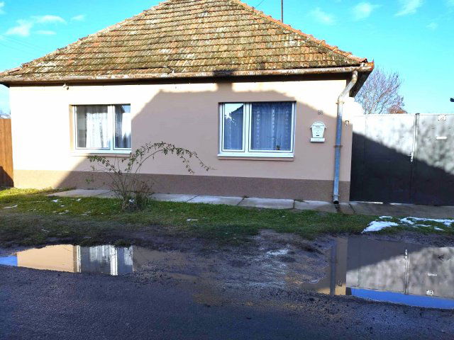 Eladó családi ház, Jánoshalmán 12 M Ft, 3 szobás