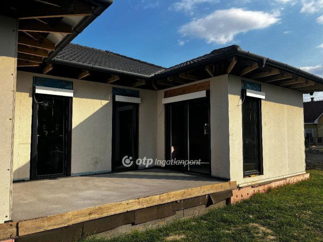 Eladó ikerház, Cegléden 135 M Ft, 4 szobás