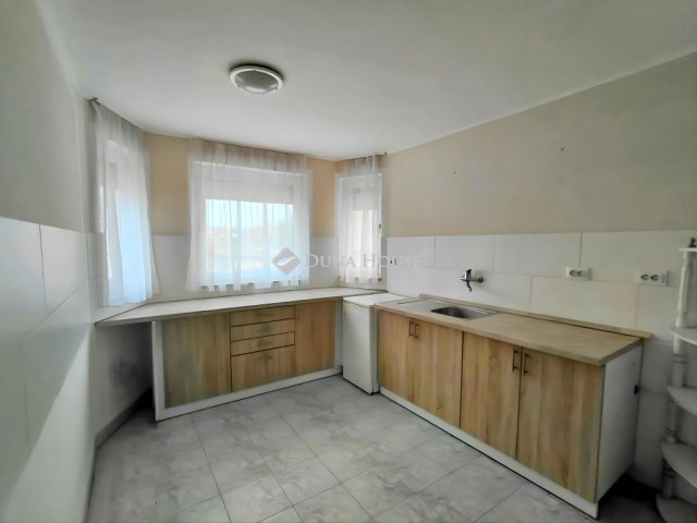 Eladó téglalakás, Pakson 64.9 M Ft, 6 szobás