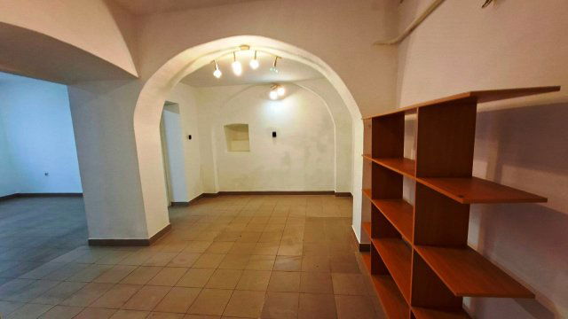 Eladó üzlethelyiség, Székesfehérvárott 0.18 M Ft, 2 szobás