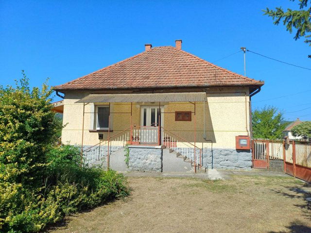 Eladó családi ház, Cereden 26.9 M Ft, 2 szobás