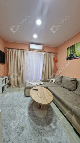 Eladó családi ház, Ácson 64.9 M Ft, 6 szobás