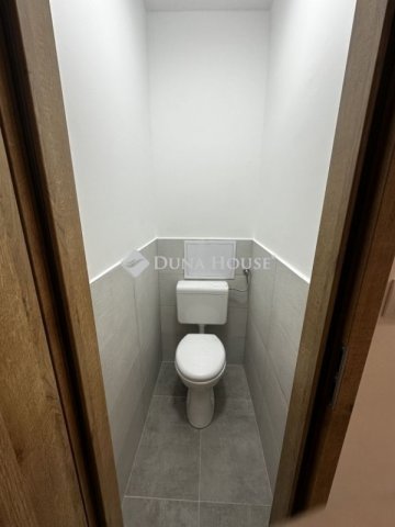 Eladó panellakás, Pécsett 56.9 M Ft, 2 szobás