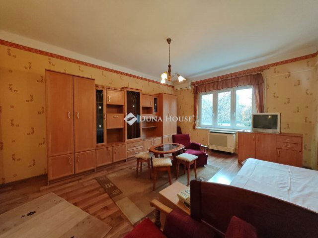 Eladó téglalakás, Szolnokon 22.9 M Ft, 1 szobás