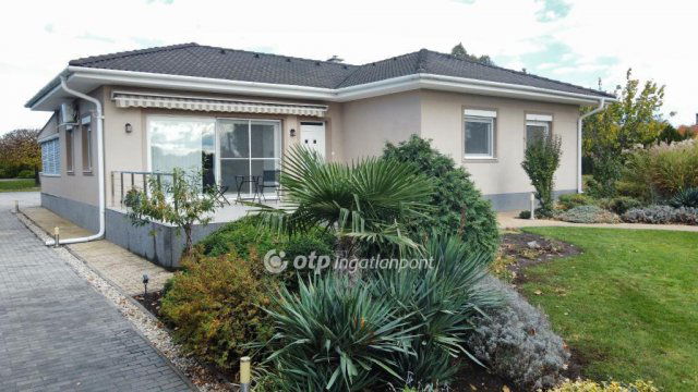 Eladó nyaraló, Pápán 109.9 M Ft, 3+1 szobás