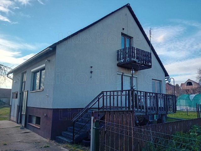 Eladó családi ház, Balatonalmádiban 59.9 M Ft, 13 szobás