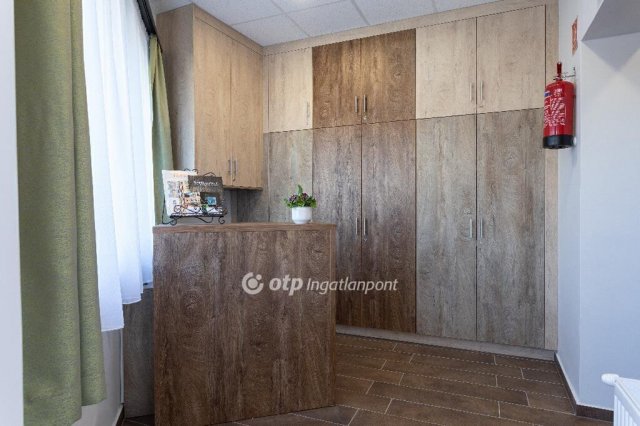 Eladó családi ház, Egerben 120 M Ft, 6 szobás