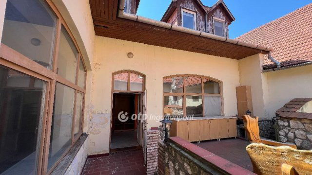 Eladó téglalakás, Pápán 36 M Ft, 3+1 szobás