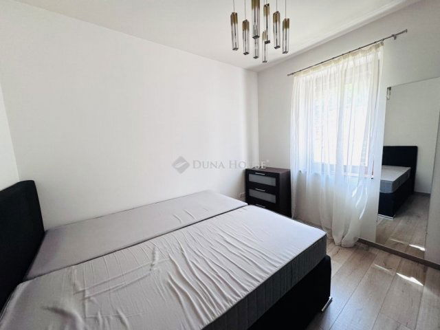 Eladó családi ház, Pécsett 225 M Ft, 6 szobás