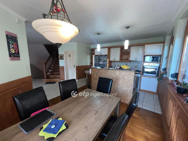 Eladó családi ház, Csömörön 339.9 M Ft, 6 szobás
