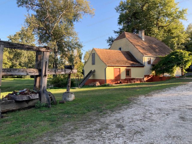 Eladó üzlethelyiség, Tatabányán 140 M Ft, 3 szobás