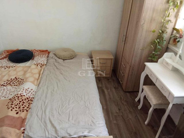 Eladó családi ház, Pécsett 13.5 M Ft, 1 szobás