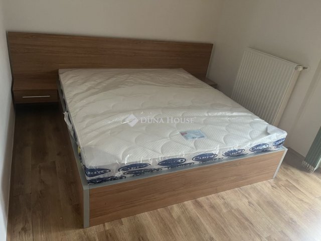 Kiadó téglalakás, albérlet, Pécsett 220 E Ft / hó, 4 szobás