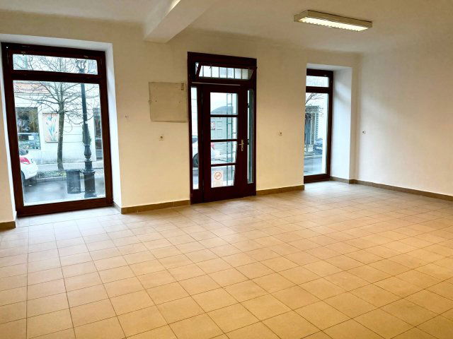 Kiadó üzlethelyiség, Pécsett 170 E Ft / hó, 3 szobás