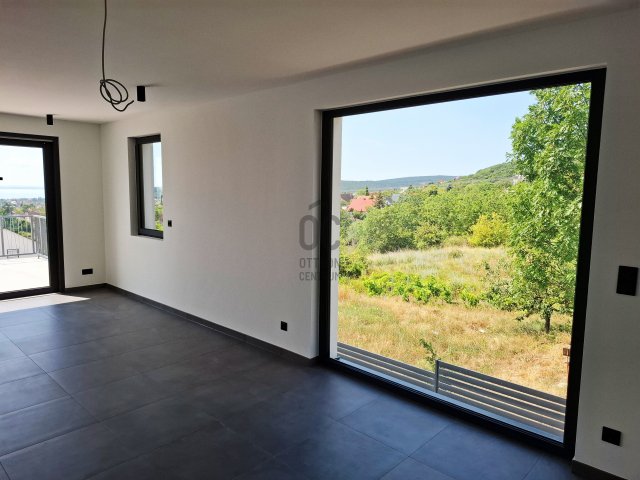 Eladó téglalakás, Balatonalmádiban 157 M Ft, 3 szobás