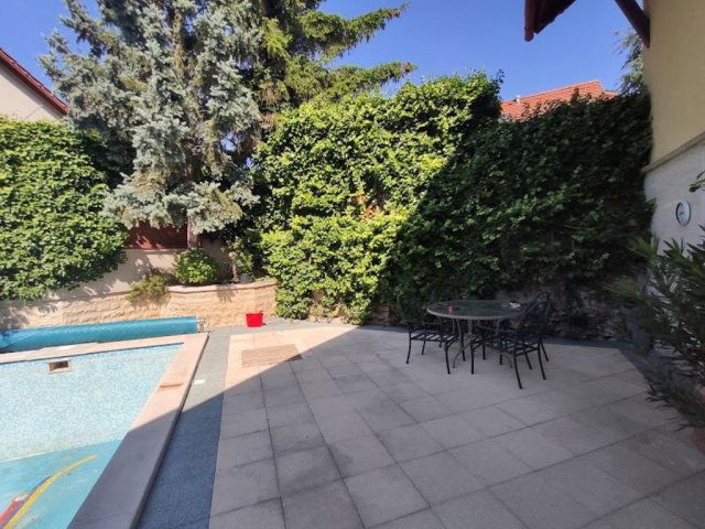 Kiadó családi ház, albérlet, Tatán 300 E Ft / hó, 4 szobás